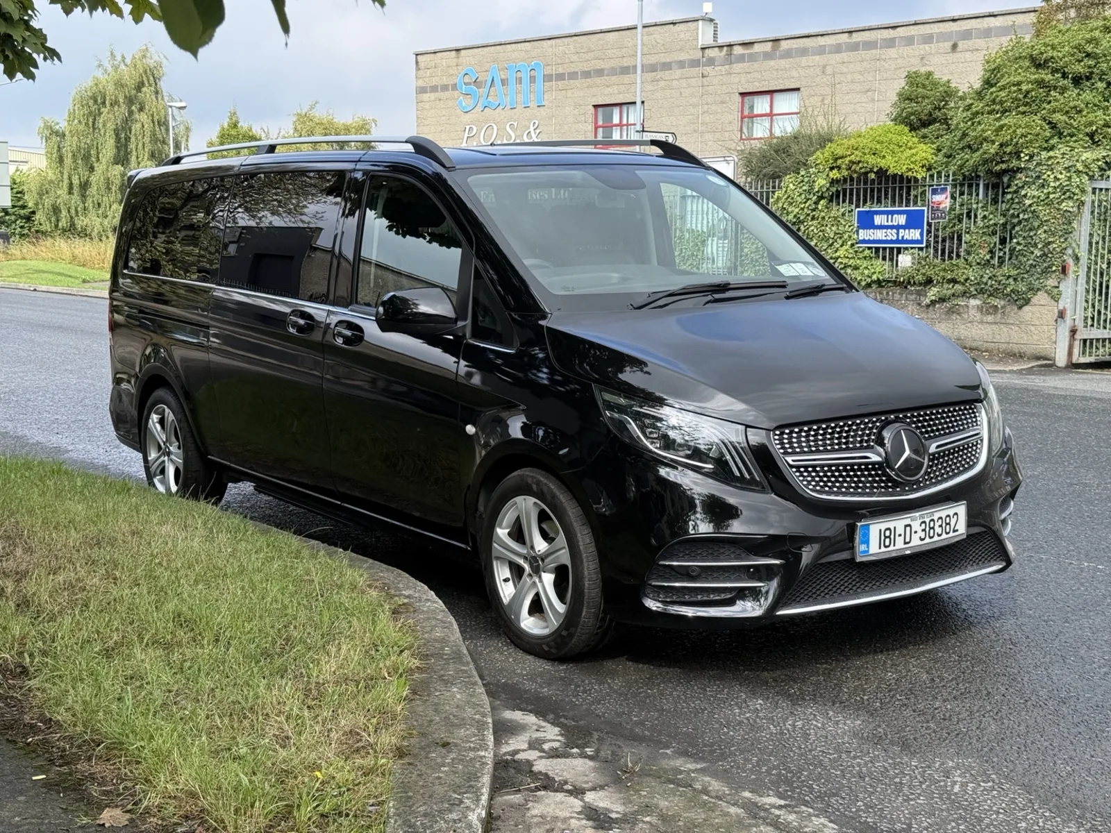Black Mercedes-Benz Vito executive chauffeur vehicle